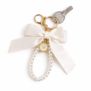 Aksesore Elegant për Çelësa & Çanta – Fjongo Sateni me Perla