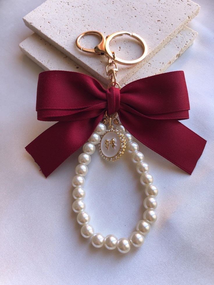 Varëse Çelësash Elegante me Fjongo Bordo & Perla Klasike